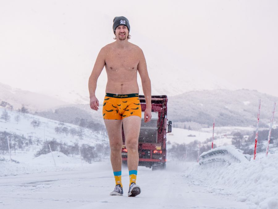 Mann in Comfyballs im Schnee